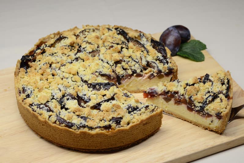 Pflaumenkuchen mit Quarkfüllung und Tonkabohne – CakeBee